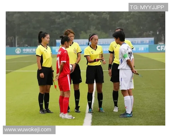 中国足球女球星风采展现 从场上到场下的精彩瞬间 中国足球女球星风采展现 从场上到场下的精彩瞬间