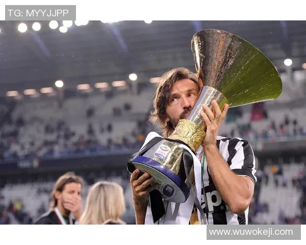 皮尔洛经典瞬间挂画彰显意大利足球大师风范与优雅球技